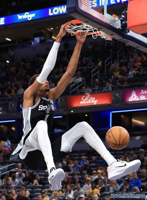 马刺三连胜卫冕冠军！文班19+11力压福克斯与亚历山大