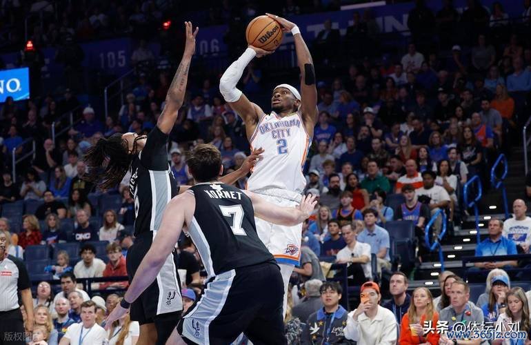 马刺三连胜卫冕冠军！文班19+11力压福克斯与亚历山大